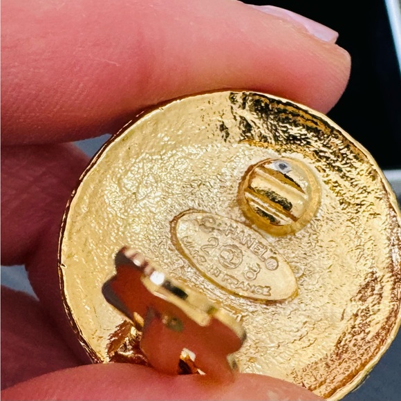 AUTHENTIC Chanel Vintage clip ons. Like new condition. Classic and timeless. - Picture 5 of 10